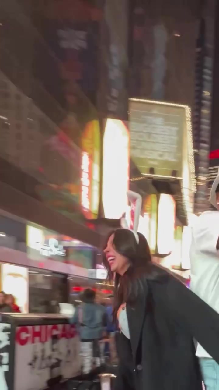 🥵大尺度互动!比斯利和身材爆炸女友玩LOVE游戏 最后这一吻…